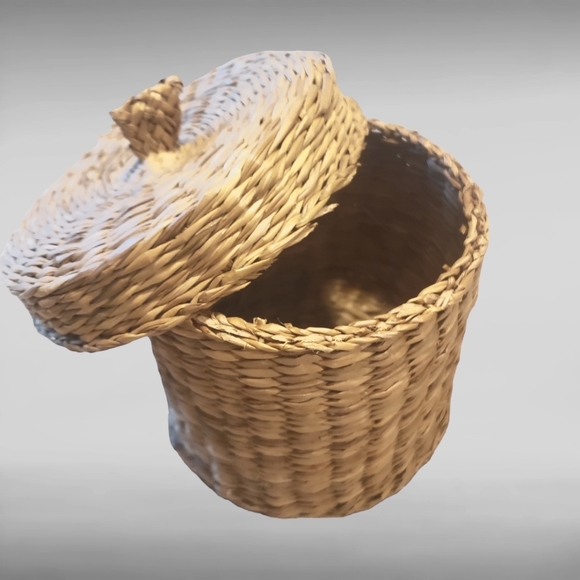 Vintage Small Woven Basket with Lid - Picture 1 of 7